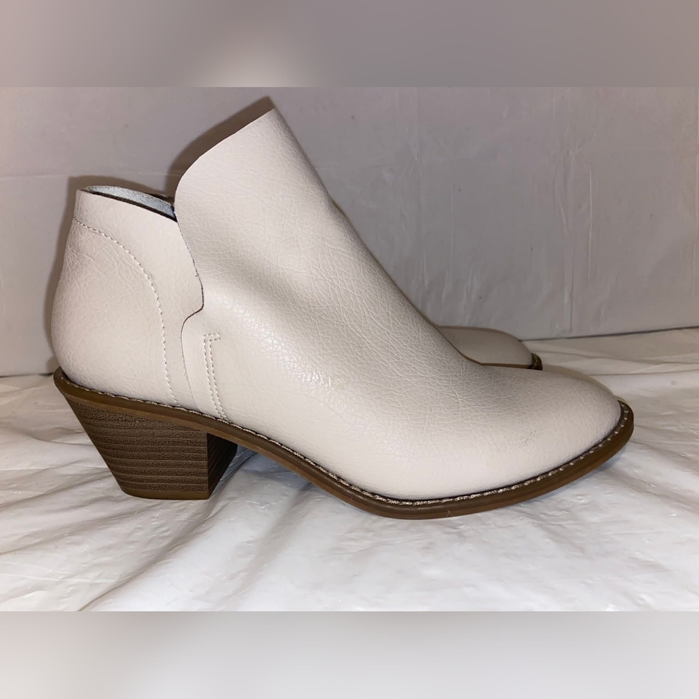 Universal Thread Women's Off-White Ankle Boots
